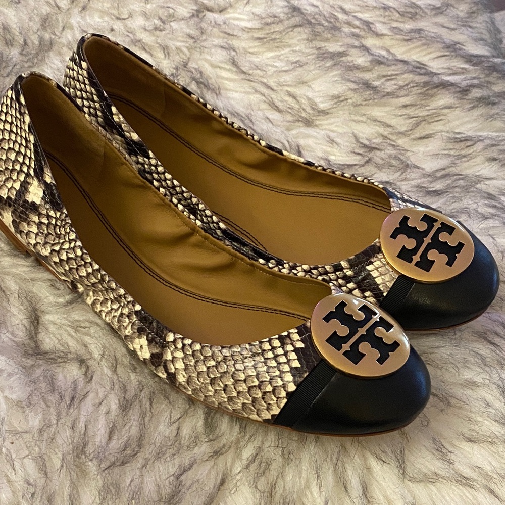 NEW Tory Burch Chelsea Snake Print Flats with Black Cap Toe